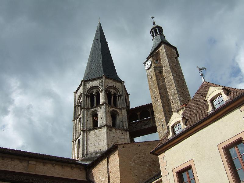 2010-05- (112).JPG - Kirche, erbaut 1120 von den Benediktinern aus Cluny - mit separatem Uhrenturm